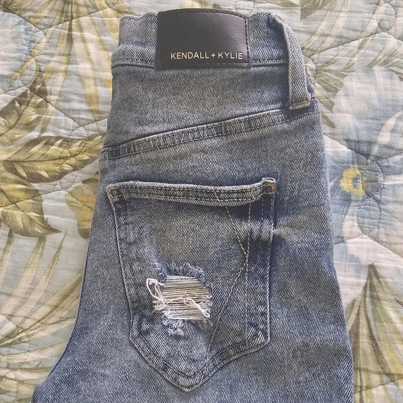 KENDALL & KYLIE DISTRESSED HIGH RISE SLIM STRAIGHT JEANS - Picture 5 of 9